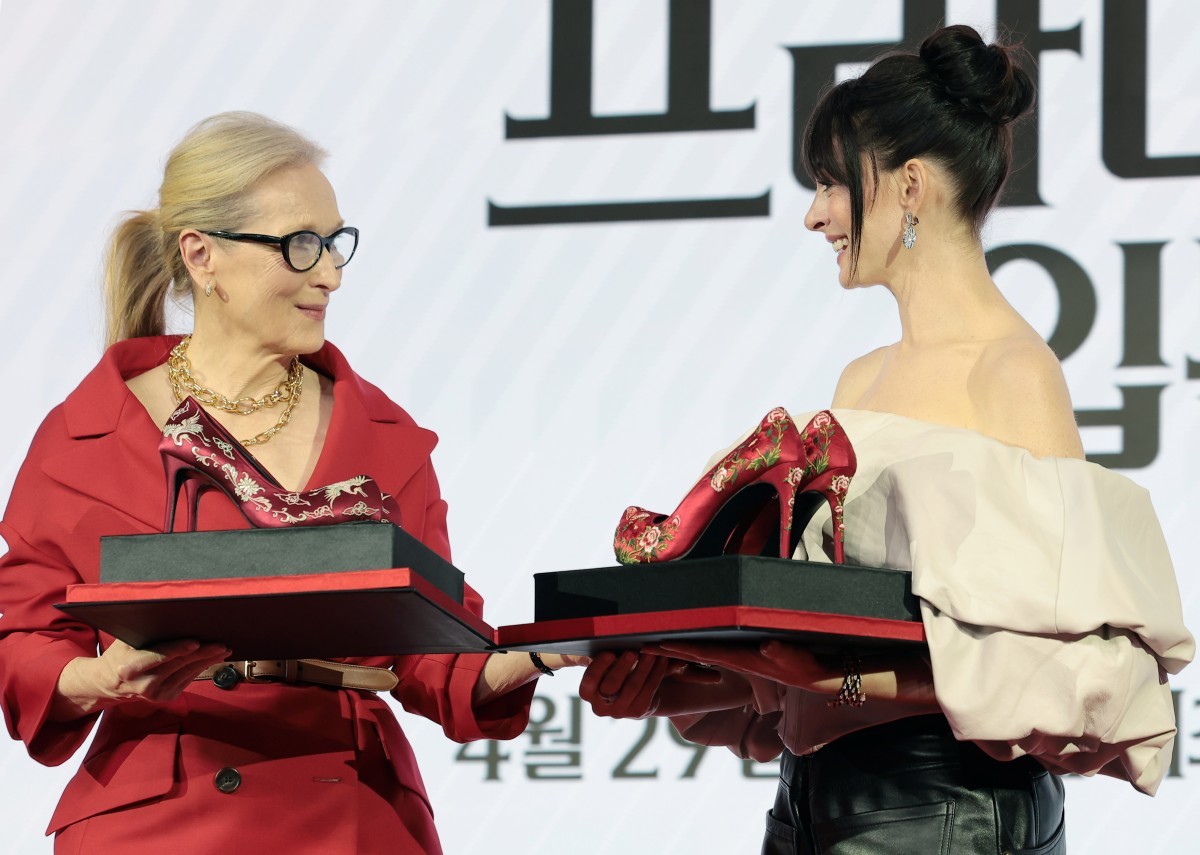 꽃신 선물에 기뻐하는 메릴 스트립과 앤 해서웨이 / 뉴스1