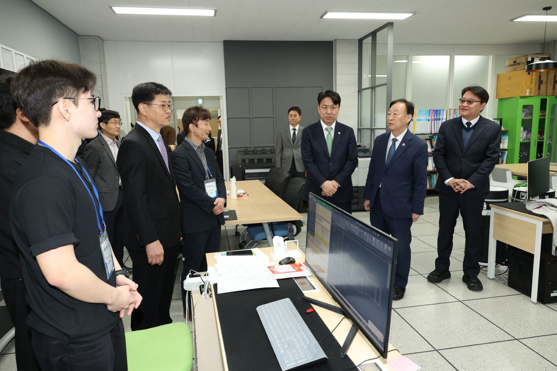 설동호 교육감이 8일 기능경기대회가 열리고 있는 충남기계공업고등학교에 방문해 관계자들을 격려하고 있다. / 사진=대전시교육청