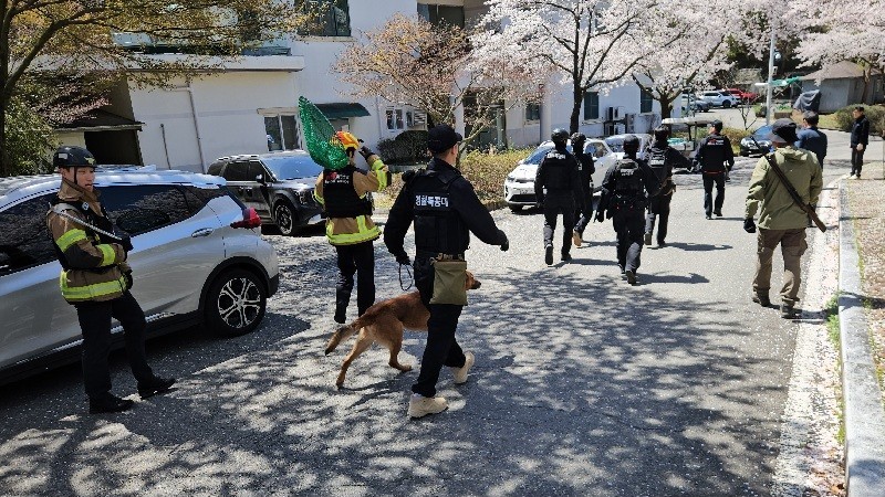 대전 오월드에서 탈출한 늑대를 포획하기 위해 경찰·소방·유관기관이 보문산 일대에서 수색을 벌이고 있다. 경찰견과 포획 장비를 동원해 수색 범위를 좁히는 모습./사진=대전소방본부