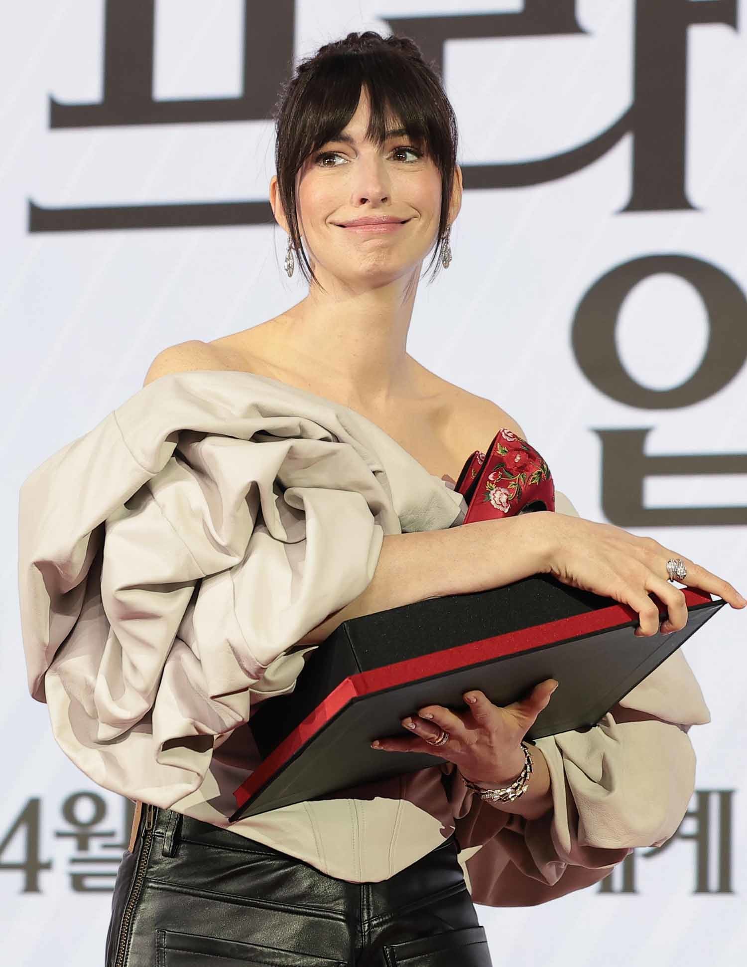 배우 앤 해서웨이가 8일 서울 종로구 포시즌스 호텔 서울에서 열린 영화 '악마는 프라다를 입는다 2'(감독 데이빗 프랭클) 내한 기자간담회에서 꽃신 선물을 받은 뒤 기뻐하고 있다. ‘악마는 프라다를 입는다 2’는 전설적인 패션 매거진 런웨이의 편집장 미란다(메릴 스트립 분)와 20년 만에 기획 에디터로 돌아온 앤디(앤 해서웨이 분)가 럭셔리 브랜드의 임원이 된 에밀리(에밀리 블런트 분)와 재회하고, 완전히 달라진 미디어 환경 속에서 다시 한 번 패션계의 주도권을 잡기 위해 모든 커리어를 거는 이야기를 담는다. / 뉴스1