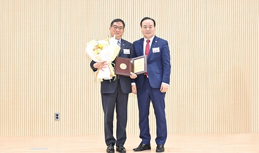 박대성 파주시의회 의장(왼쪽)