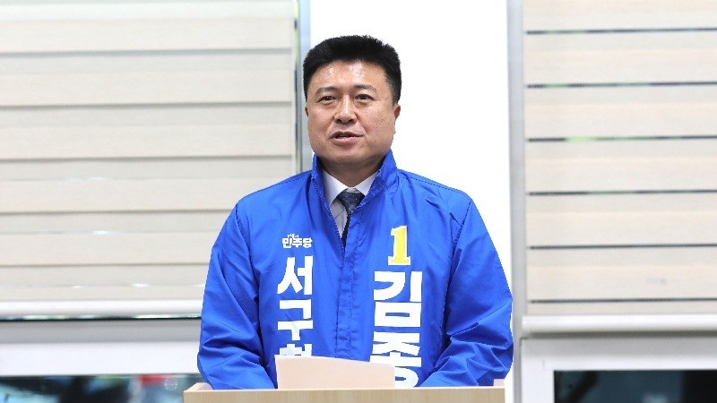 김종천 더불어민주당 서구청장 예비후보가 8일 대전시의회 기자실에서 재심 인용에 따른 경선 합류를 밝히고 ‘행정 혁신 3대 공약’을 발표하고 있다./사진=김지연 기자