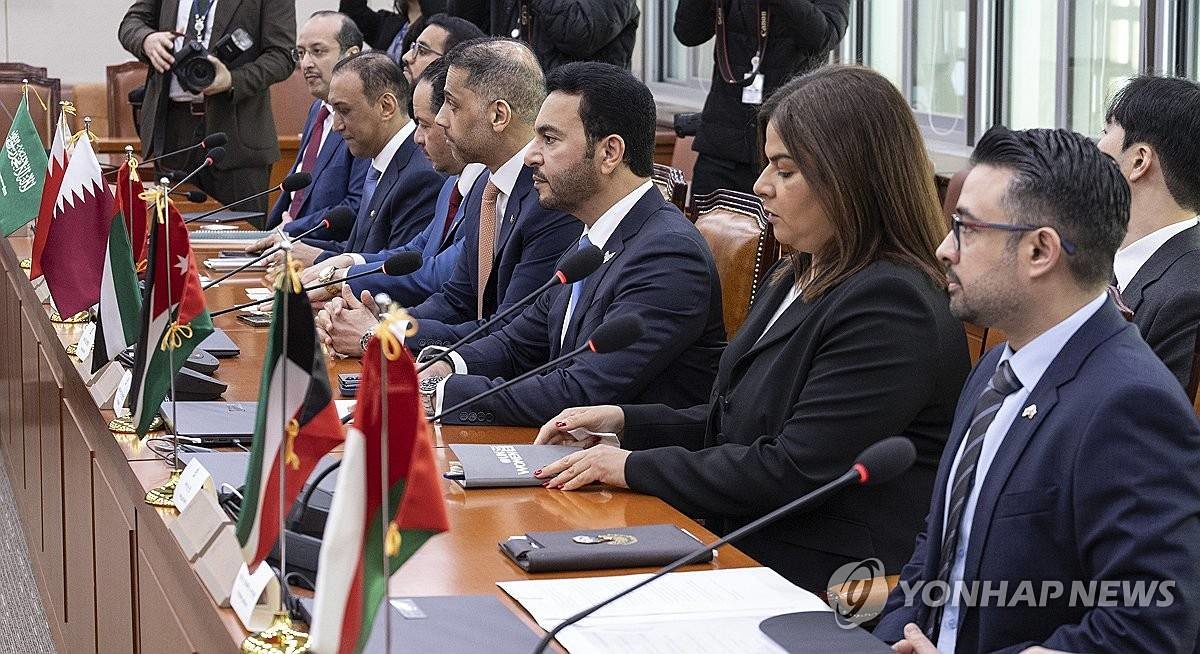 걸프협력회의(GCC) 소속 국가 대사들과 요르단 대사 등 중동 지역 7개국 주한 대사들이 8일 국회 외교통일위원회에서 김석기 외통위원장을 비롯한 외통위원들과 면담하고 있다 / 연합뉴스