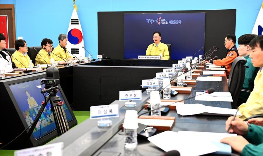 경상북도는 8일 안동시 임하면 복지회관에서 초대형 산불 피해극복 현장 회의를 열고 산불 피해 추가지원 대책을 집중 논의했다./경북도