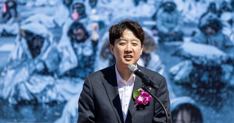 이준석 개혁신당 당대표가 7일 서울 종로구 광화문 광장에서 열린 제62회 한국보도사진전 ‘오늘의 보도사진, 내일의 역사가 되다’ 개막식에서 축사하고 있다. / 뉴스1