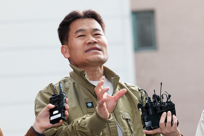 이재명 대통령과 이준석 개혁신당 대표 관련 허위 사실을 유포한 혐의를 받는 한국사 강사 출신 유튜버 전한길 씨가 1일 오전 서울 동작경찰서에 피의자 신분으로 출석하기 앞서 자신의 입장을 밝히고 있다. / 뉴스1