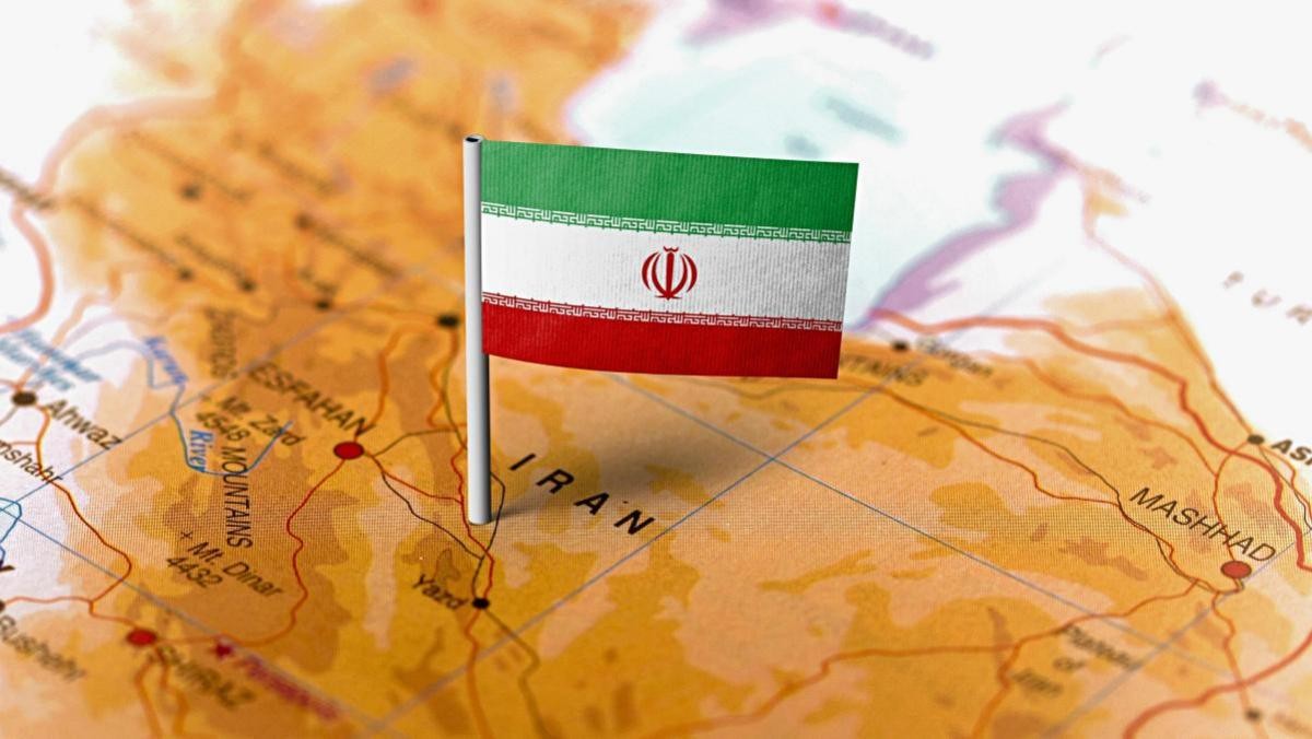 이란 국기와 지도. / akashsikder1-shutterstock.com