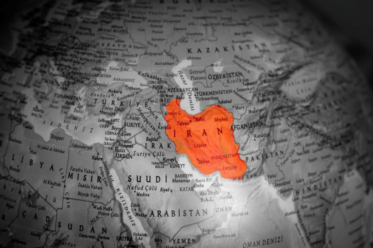 세계 지도에서 이란 영토가 빨간색으로 표시되어 있는 자료 이미지. / macondofotografcisi-shutterstock.com
