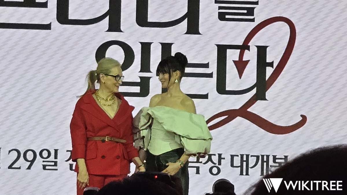 '악마는 프라다를 입는다 2' 기자 간담회에 참석한 앤 해서웨이와 메릴 스트립이 페어 사진을 찍고 있다. / 위키트리