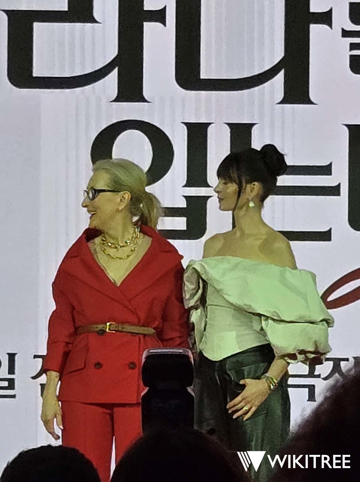 '악마는 프라다를 입는다 2' 기자 간담회에 참석한 앤 해서웨이와 메릴 스트립이 함께 사진을 찍고 있다. / 위키트리