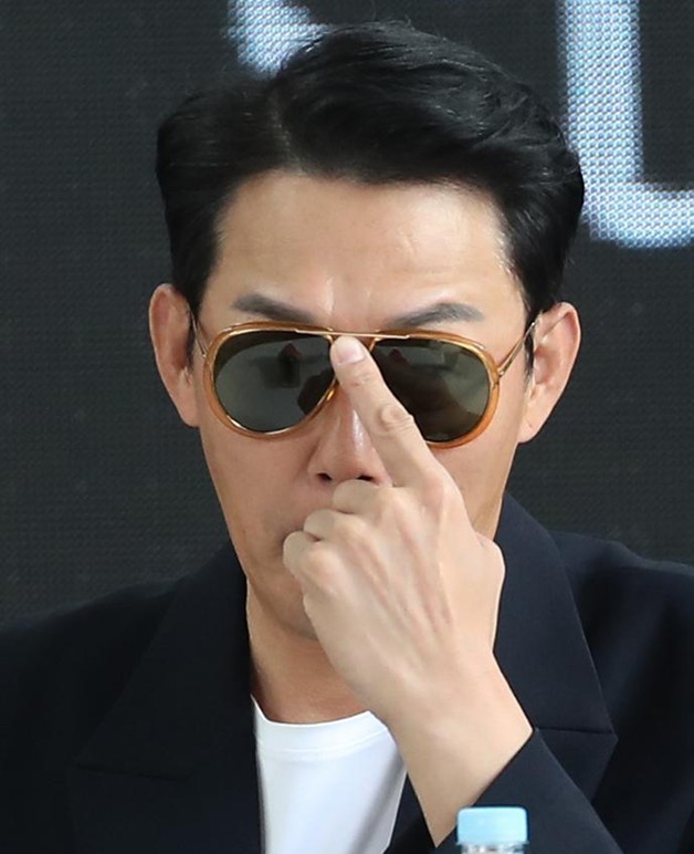 배우 박성웅이 5일 부산 해운대구 영화의전당 야외극장에서 열린 OTT 드라마 ‘좋거나 나쁜 동재’ 오픈 토크 행사에 참석해 매무새를 고치고 있다. 2024.10.5 / 뉴스1