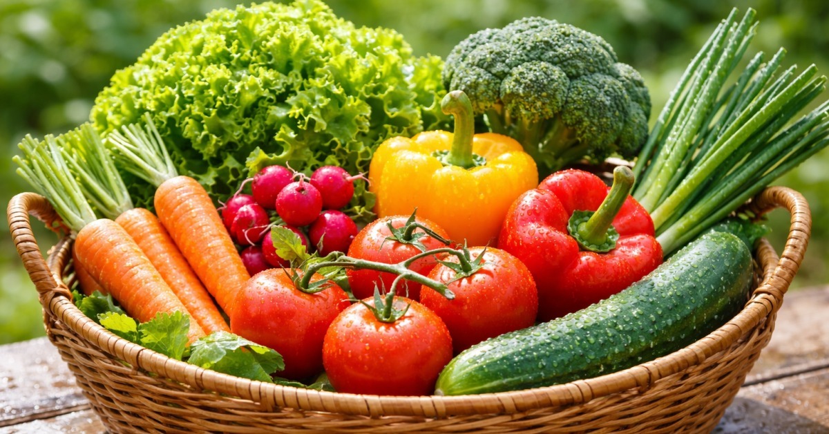 칼 대신 호일을 쓰세요... 채소 손질할 때 절대 하지 말아야 할 '행동'