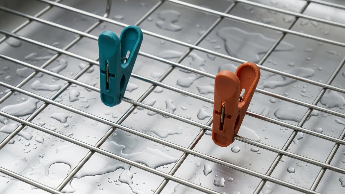 싱크대 건조대에 '빨래집게' 꼽아보세요…생각지 못한 쓰임에 입이 떡 벌어져요