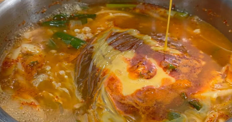 분명 '계란' 넣었는데 얼큰한 국 요리...한 그릇만 먹어도 속이 싹 풀립니다 