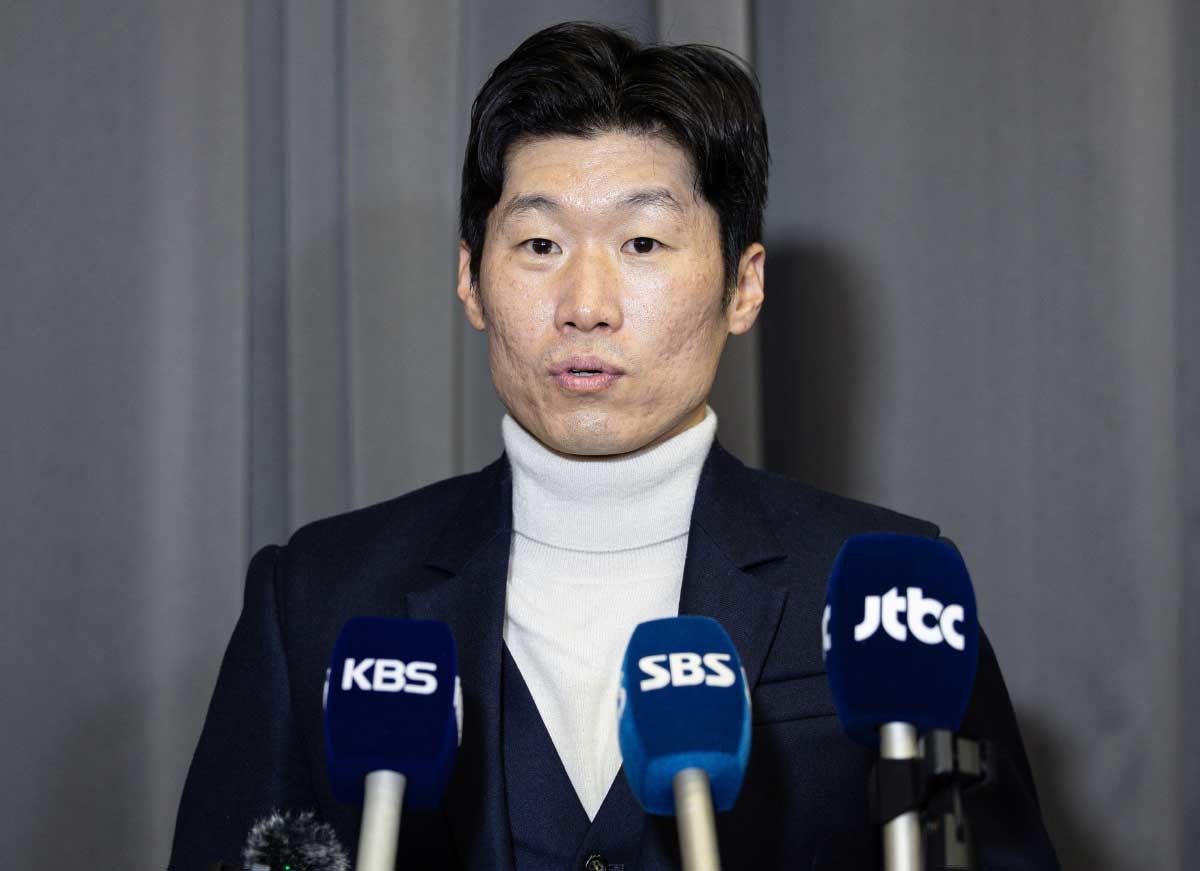 지난 2024년 11월 박지성 JS파운데이션 이사장이 경기도 수원시 팔달구 WI컨벤션에서 열린 제13회 JS 파운데이션 재능학생 후원금 전달식을 마친 후 취재진 질문에 답변하고 있다.  / 뉴스1