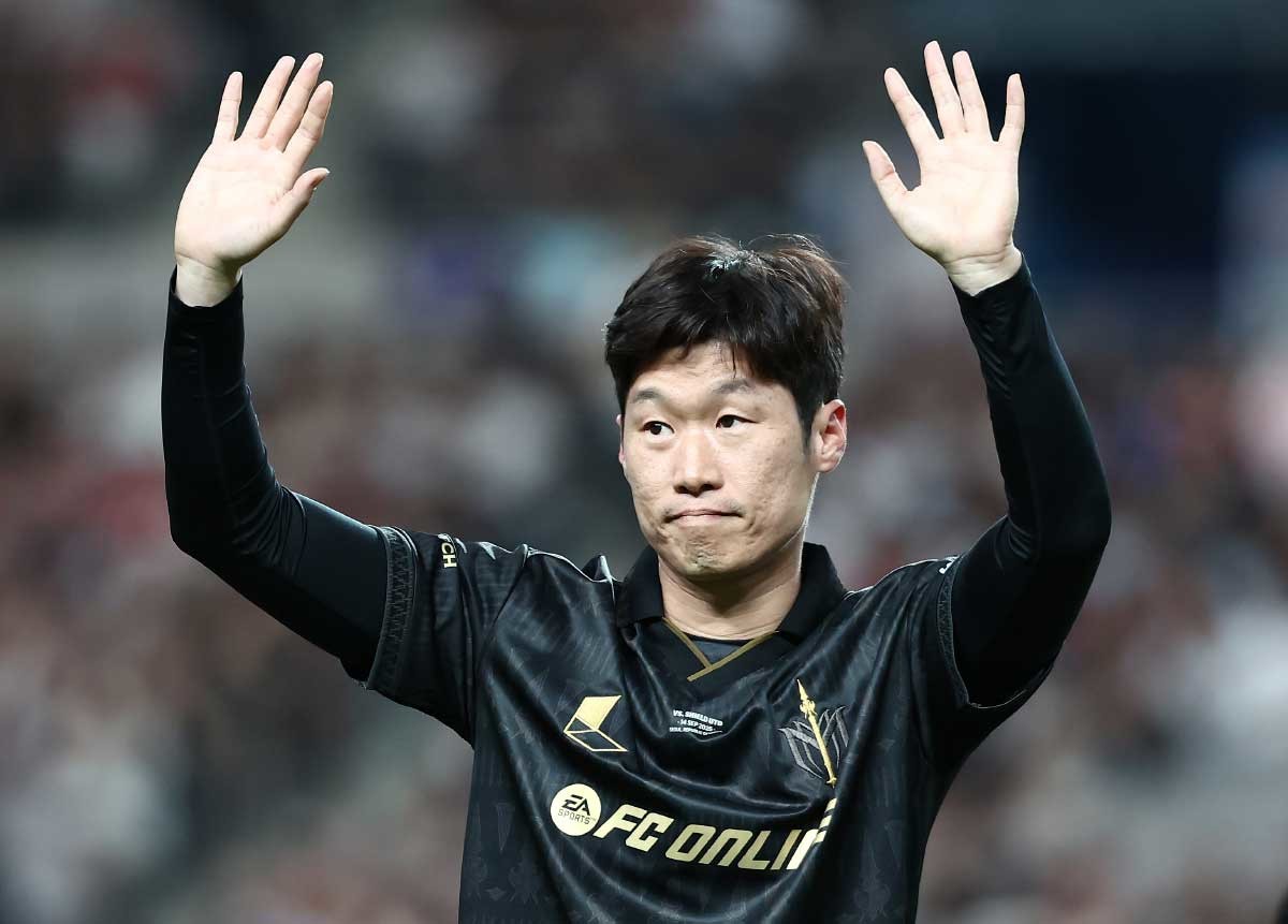 지난해 9월 서울 마포구 서울월드컵경기장에서 열린 '2025 아이콘매치: 창의 귀환, 반격의 시작' 이벤트 매치에서 FC 스피어 박지성이 관중들을 향해 인사하고 있다. / 뉴스1
