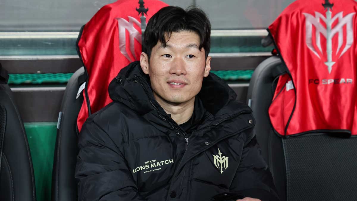 지난 2024년 10월 서울 마포구 서울월드컵경기장에서 열린 '2024 넥슨 아이콘매치' FC 스피어와 실드 유나이티드의 경기, FC 스피어 박지성이 벤치에서 경기 시작을 기다리고 있다. / 뉴스1