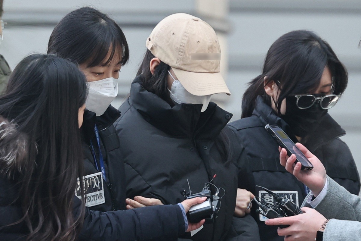 강북구 수유동 모텔에서 약물이 든 음료를 건네 타인을 숨지게 한 혐의를 받는 김소영이 지난 2월 12일 오전 서울 도봉구 북부지방법원에서 열린 영장실질심사(구속 전 피의자 심문)에 출석하고 있다.