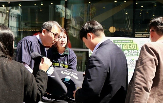 .조현진 한전 부산울산본부장(좌측 두번째) 등 임직원들이 시민 대상 에너지절약 홍보활동 전개 / 사진제공=이하 한국전력공사 부산울산본부