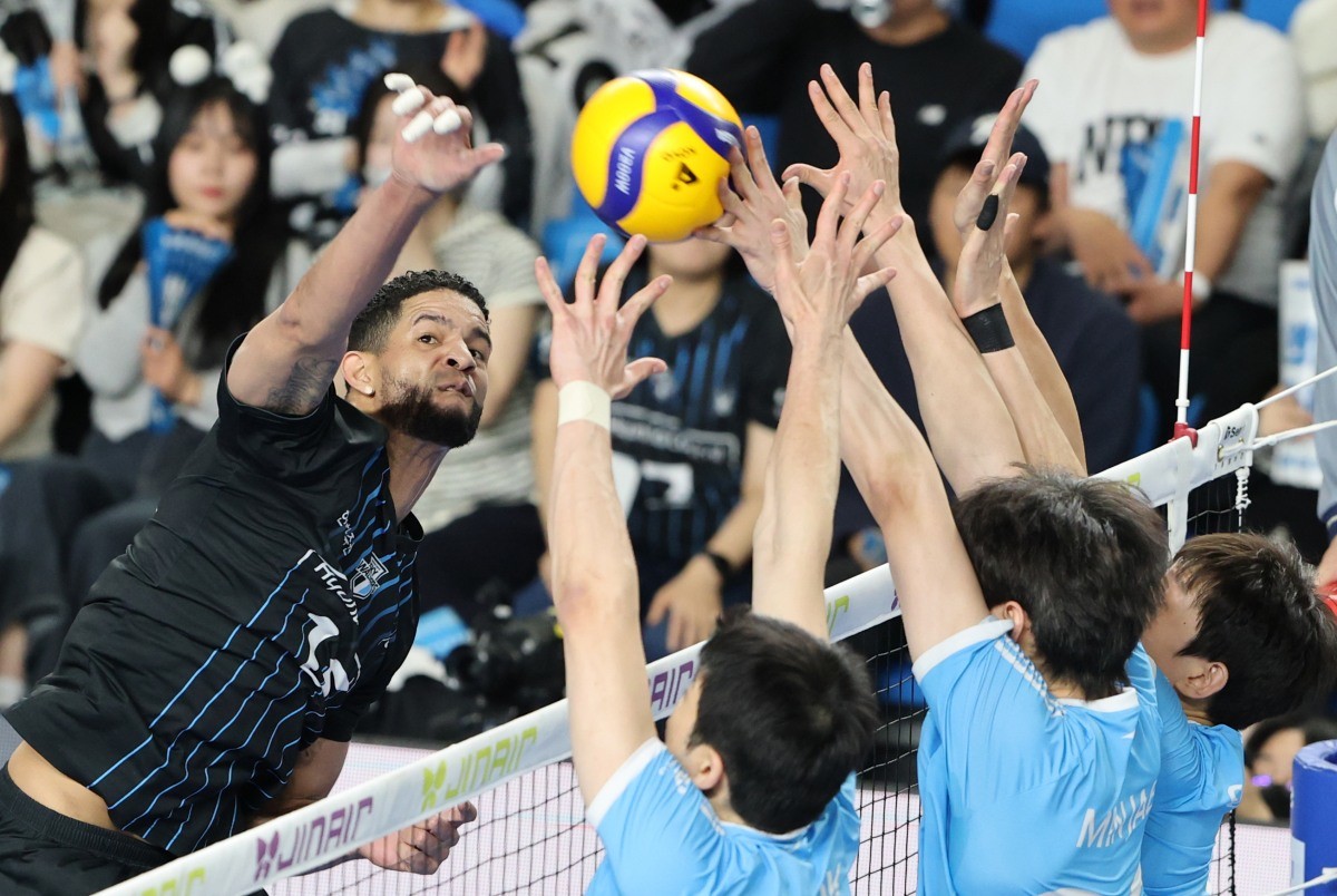 8일 충남 천안 유관순체육관에서 열린 프로배구 2025-2026 V리그 남자부 챔피언 결정전 4차전 대한항공과 현대캐피탈의 경기에서 승리한 현대캐피탈 레오가 공격을 시도하고 있다. / 뉴스1