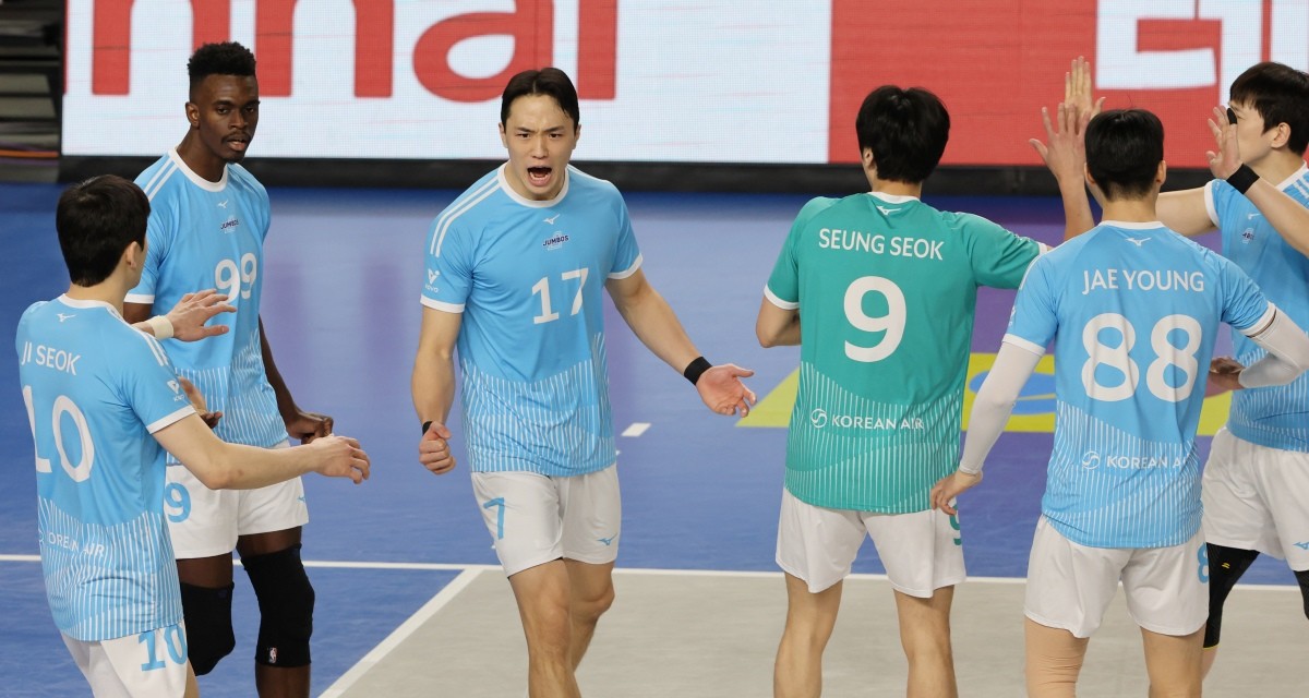 8일 충남 천안 유관순체육관에서 열린 프로배구 2025-2026 V리그 남자부 챔피언 결정전 4차전 대한항공과 현대캐피탈의 경기에서 대한항공 선수들이 환호하고 있다.  / 뉴스1