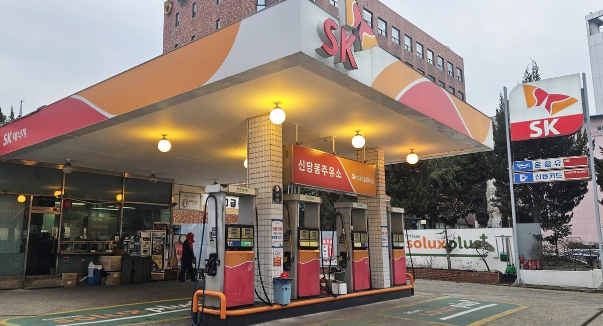 신당동주유소(SK 주유소) 모습.     서울 중구는 지난 7일 신당동주유소, 서남주유소 등 서울 중구에 있는 주유소 2곳과 '중구민 특별 할인 협약'을 체결했다. 두 주유소는 4월 10일부터 서울 중구 주민을 대상으로 주유 할인 혜택을 제공한다.    / 서울 중구 제공