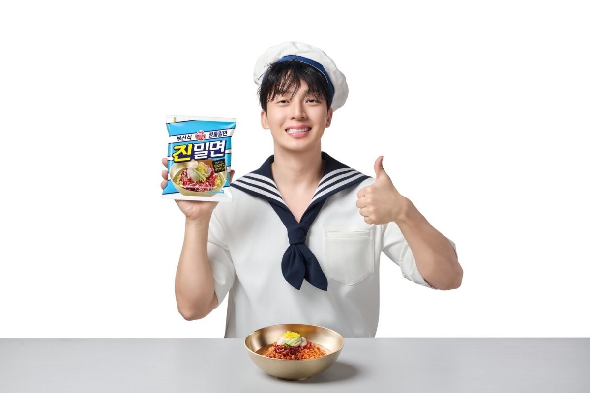 오뚜기 '진밀면' 관련 이미지. 모델 허경환이 진밀면을 들고 있다. / 오뚜기 제공