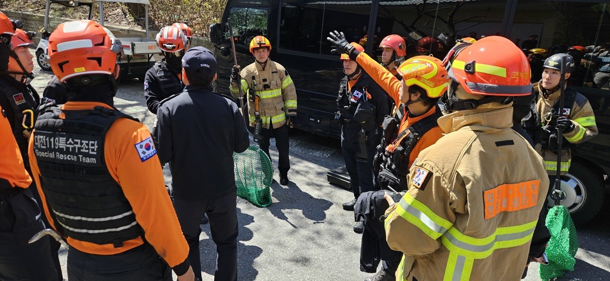 8일 대전 오월드에서 늑대 1마리가 탈출한 가운데 소방, 경찰, 오월드, 금강유역환경청, 엽사 등이 수색 및 포획 작업을 하고 있는 모습 / 뉴스1