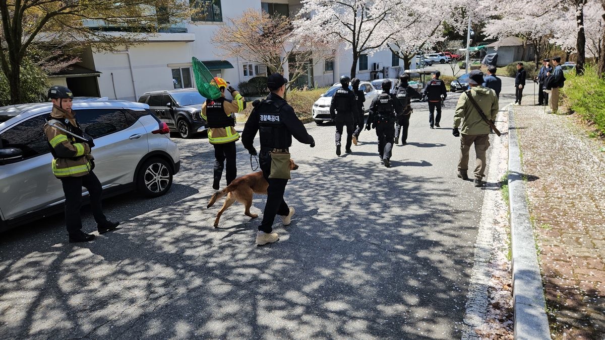 동물원을 탈출한 늑대 늑구를 수색 중인 경찰과 소방 / 뉴스1
