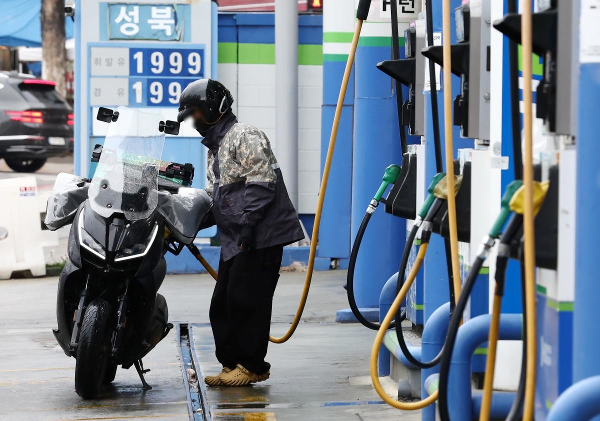 주유하는 시민. 자료사진. / 뉴스1