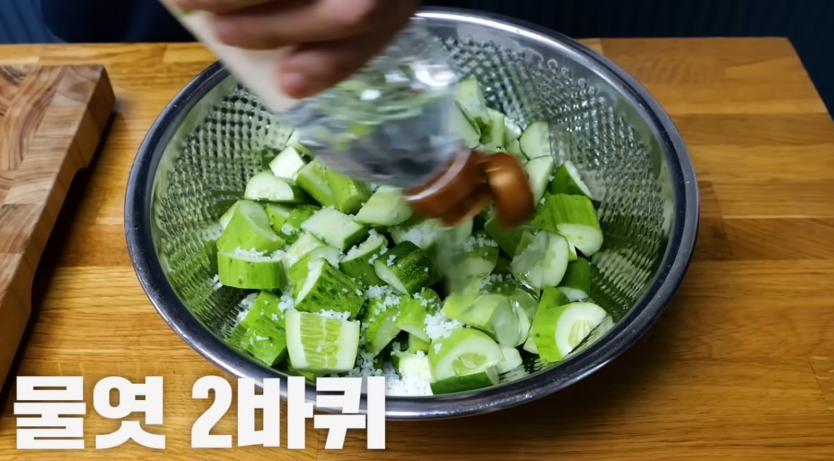 오이에 물엿을 넣는 모습 / 유튜브 '김대석 셰프TV'