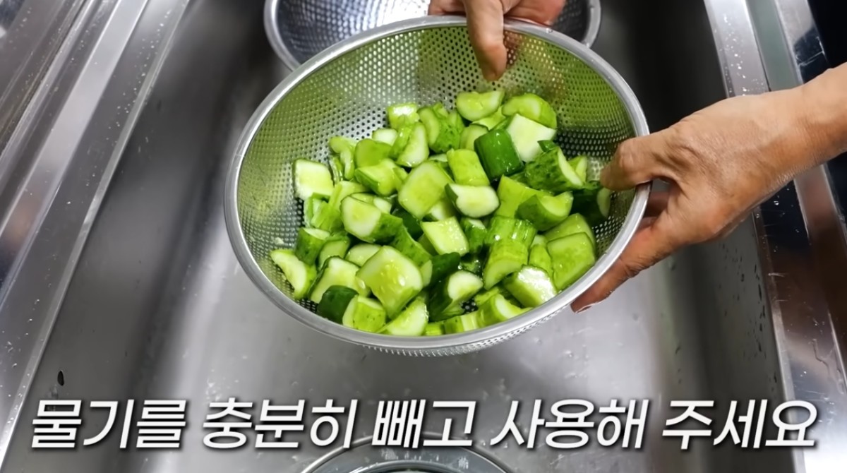 오이에서 물기를 빼내는 모습 / 유튜브 '김대석 셰프TV'