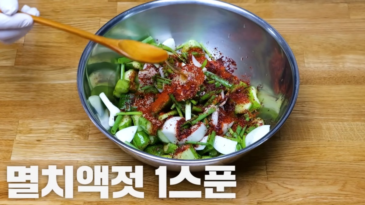오이김치 양념을 만드는 모습 / 유튜브 '김대석 세프TV'