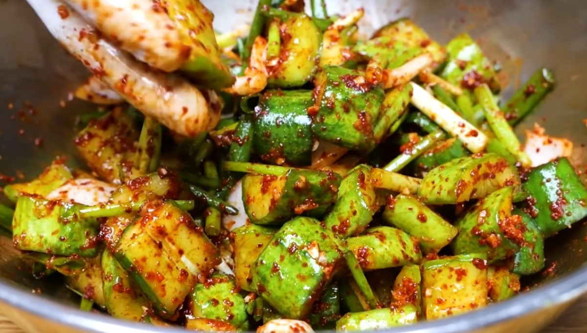 오이김치를 만드는 모습 / 유튜브 '김대석 셰프TV'