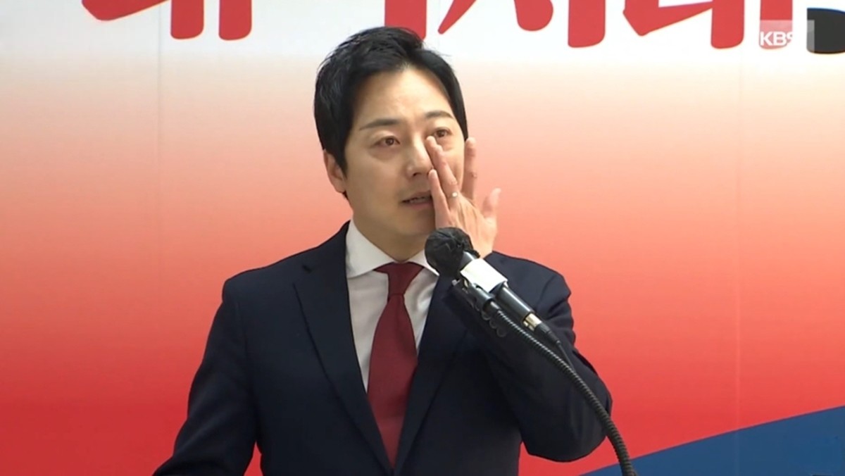 홍준표 전 대구시장 정계 은퇴 선언에 눈물을 보인 홍준표 캠프 이성배 대변인. / KBS