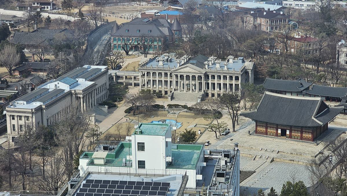 돌 던져 덕수궁 담벼락 기왓장 깨뜨린 30대 남성 체포…“옆에 영국대사관 있어 화났다”