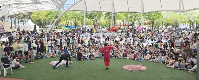 하늘을 수놓은 오색 풍선~곡성 기차마을서 만나는 '동화 속 어린이날'