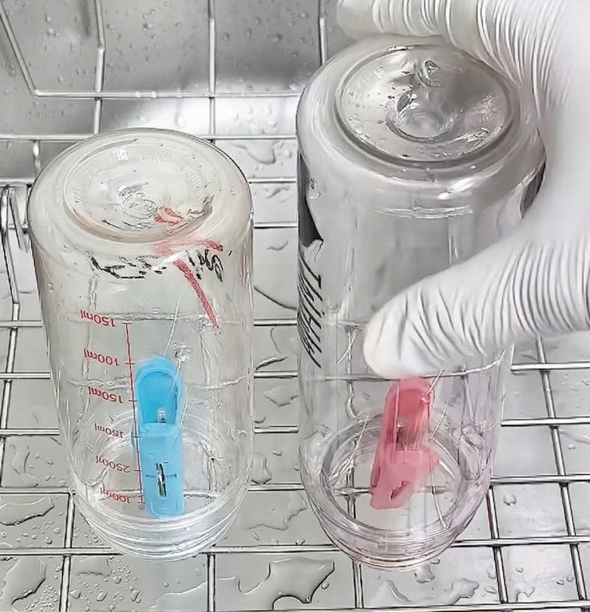 싱크대 건조대에 빨래집게를 꼽고 그 위에 병을 거치한 모습. / 유튜브 '진짜꿀팁 Realtips'