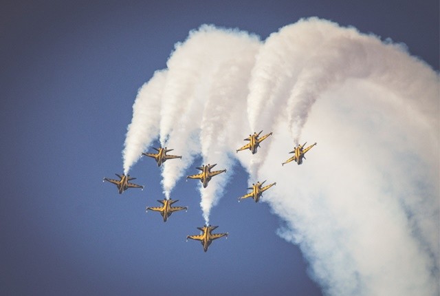 고흥 나로우주센터의 푸른 하늘에 세계 최정상급 공군 특수비행팀 '블랙이글스' / 고흥군