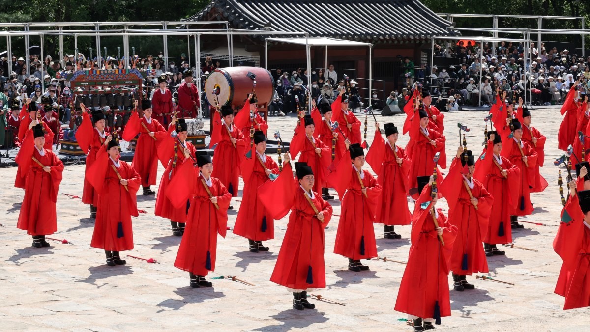 지난해 5월 서울 종로구 종묘 정전에서 봉행된 '종묘대제'에서 무용수들이 종묘제례악에 맞춰 일무를 펼치고 있다.  / 뉴스1
