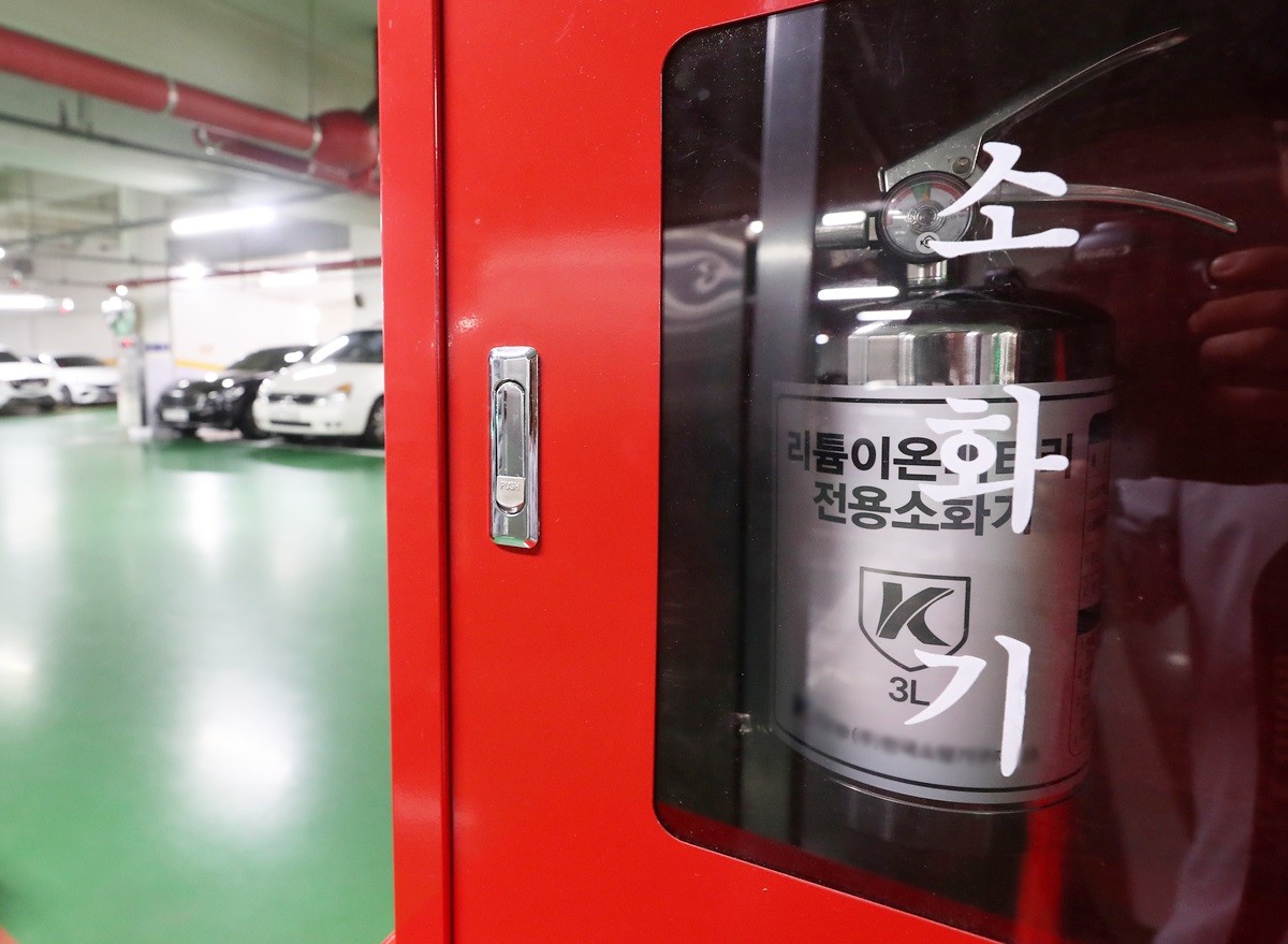 한 공영주차장에 전기차 화재 대비 리튬이온배터리 전용 소화기가 설치돼 있다.     기사 이해를 돕기 위한 사진. 기사 내용과 관련 없는 자료 사진. 소방기관을 사칭해 과태료 부과를 빌미로 소방용품 구매를 유도하는 신종 사기 범죄가 확산하고 있는 것으로 전해졌다.      / 뉴스1