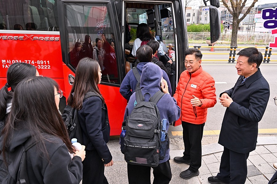전진선 양평군수, 옥천면 거주 학생들과 등굣길 동행 점검