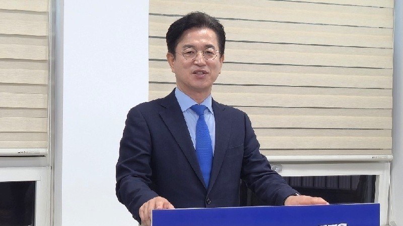 허태정 예비후보가 9일 대전시의회에서 기자회견을 열고 ‘경험 있는 행정가’를 강조하며 원스톱 민원 해결 등 행정혁신 공약을 설명하고 있다./사진=김지연 기자