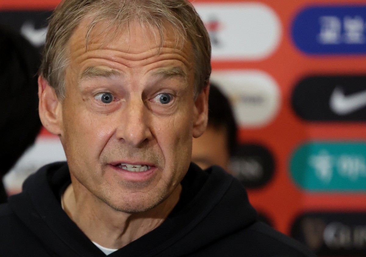 2024년, 64년 만의 아시안컵 우승 꿈을 이루지 못한 위르겐 클린스만 축구대표팀 감독이 인천국제공항 제1터미널을 통해 귀국 후 취재진의 질의에 답변하고 있다. / 뉴스1