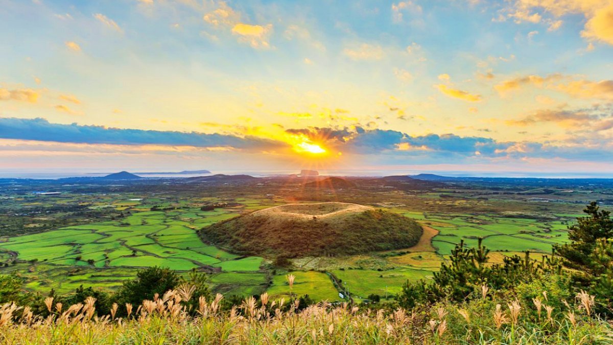 이래서 '오름의 여왕'…한라산·우도 전부 보이는 '360도 파노라마' 명소