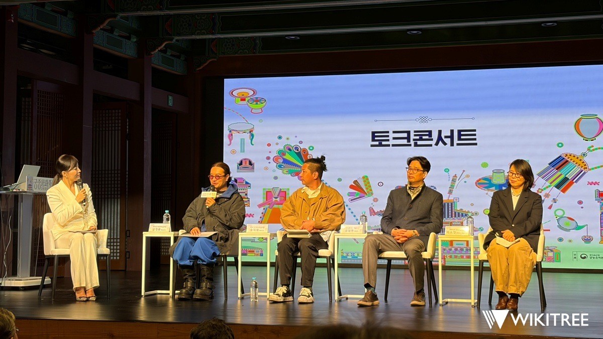 지난 7일 서울 한국의집에서 열린 '2026 제12회 궁중문화축전' 기자간담회에 참석한 양정웅 감독(왼쪽에서 두번째) / 위키트리