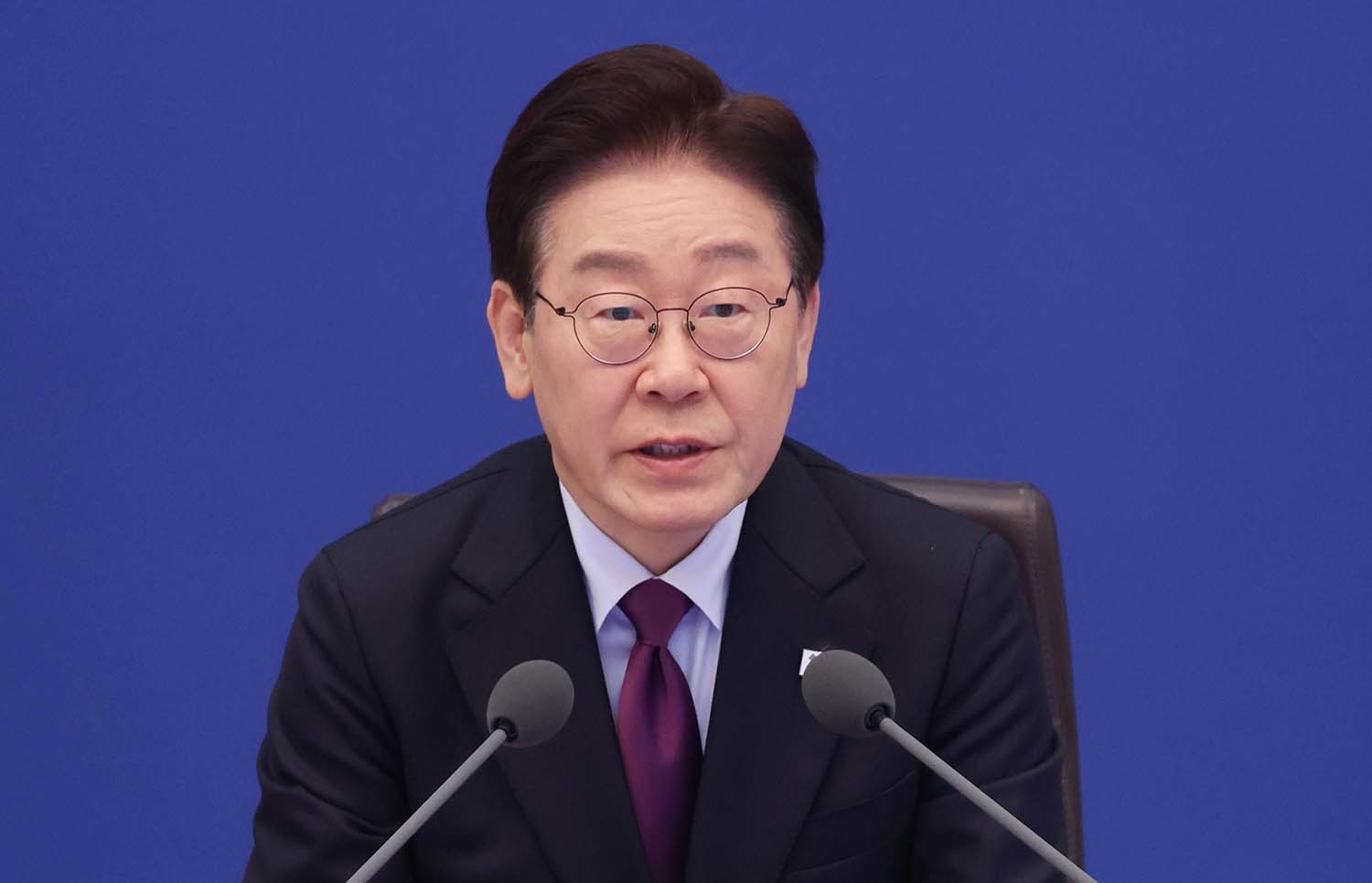 이 대통령 “비정규직에겐 연봉 더 줘야... 자발적 실업에도 수당 줘야”