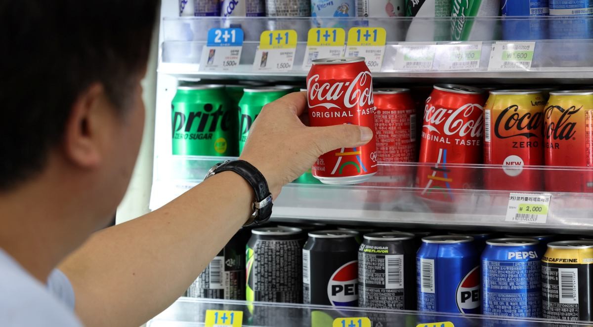 편의점 콜라 집는 시민. / 뉴스1