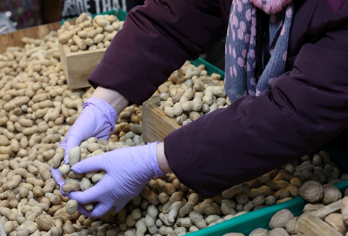땅콩 손에 움켜 쥔 상인. / 뉴스1
