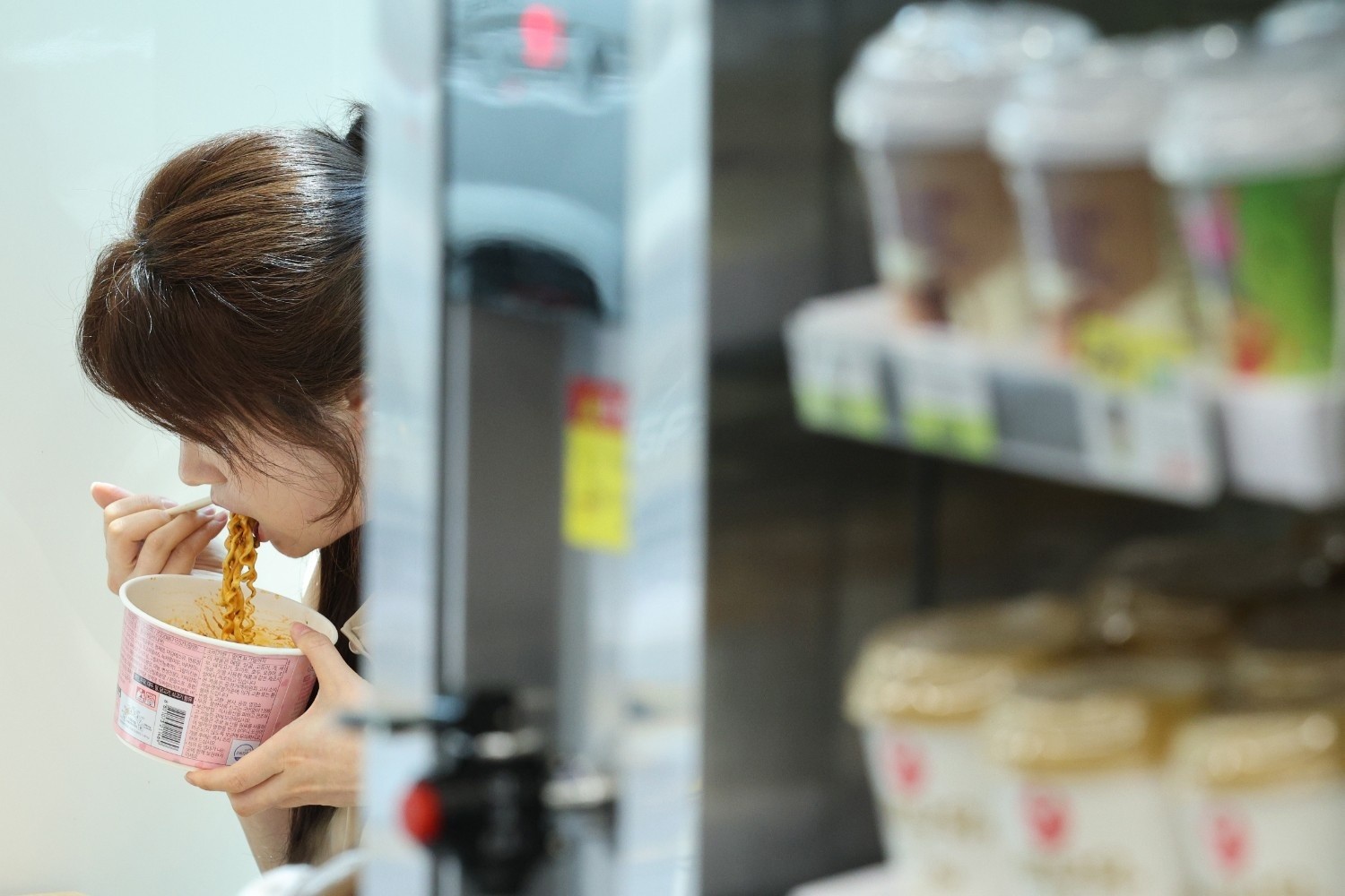 컵라면을 먹으며 자연스럽게 소리를 내는 모습 / 뉴스1